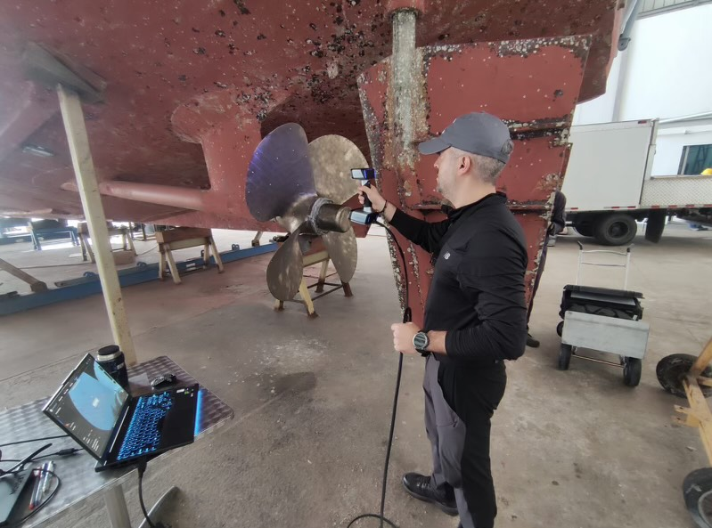 3D 스캐닝을 통해 검사자는 거의 모든 곳에서 프로펠러를 검사할 수 있습니다. 사진은 선박이 드라이도크에 있는 동안 TrueProp 기술자가 프로펠러를 스캔하고 있는 모습입니다.