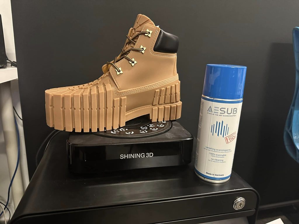 The 2 x 4 boot, turntable of EinScan Pro HD and scanning spray